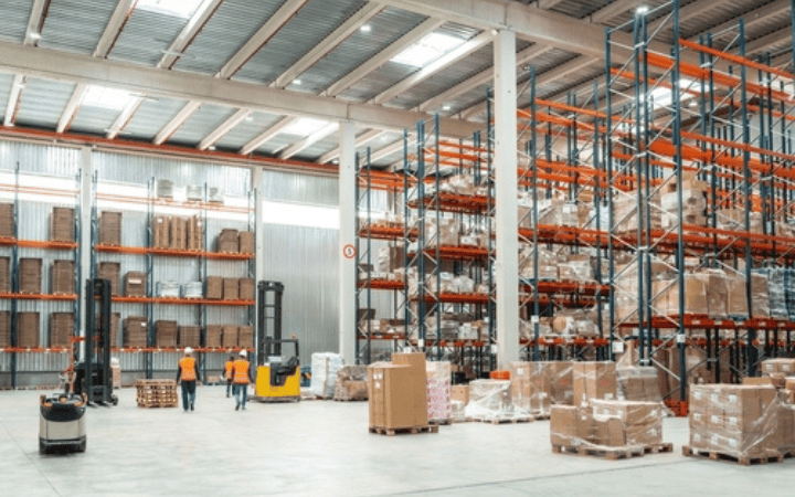 Bolsa na faculdade de logística: o que é, quanto custa e quem faz